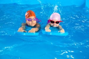 Kinder Schwimmbecken Schwimmen lernen